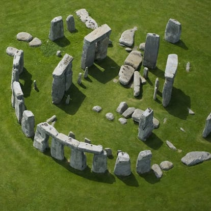 El monumento megalítico más famoso del mundo, y uno de los iconos de Inglaterra, se alza sobre la verde llanura de Salisbury, en el condado de Wiltshire, a unos 130 kilómetros de Londres. Stonehenge es un crómlech –círculo o anillo de piedras– construido a lo largo de un extenso periodo de tiempo, entre finales del Neolítico y principios de la Edad del Bronce. Sus estructuras están alineadas para marcar la salida y la puesta del sol durante los solsticios de invierno y verano. Llegó a tener más de 160 elementos, de los que hoy queda un círculo interior con seis grandes bloques rematados por tres dinteles, y uno exterior de 17 monolitos con dinteles.