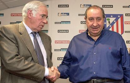 Luis Aragonés, junto a Jesús Gil, tras firmar su renovación con el Atlético en 2002 después de ascender al equipo.