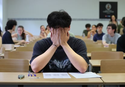 Un alumno antes de unos de los exámenes en la Facultad de Ciencias Químicas de la Universidad Complutense de Madrid.
