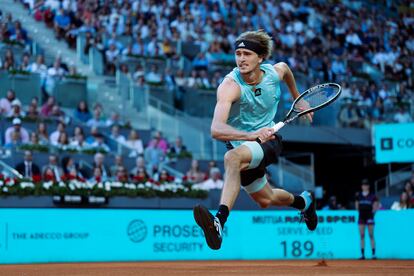 Zverev se estira para devolver la bola a Carlos Alcaraz en una acción del partido.
