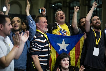 Militants d'ERC celebren la victòria d'Ernest Maragall.