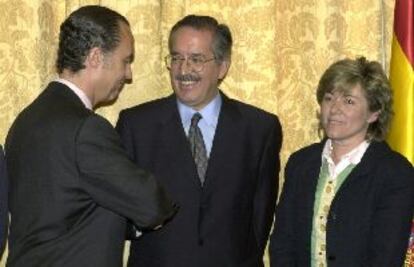 La ministra Pilar del Castillo, junto a Julio Iglesias de Ussel (en el centro) y Luis Alberto de Cuenca.
