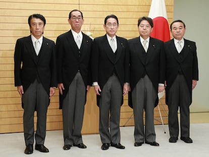 El primer ministro japonés, Fumio Kishida (en el centro), junto a los cuatro ministros del gabinete recién nombrados, este jueves en Tokio.