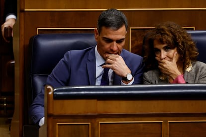 El presidente del Gobierno, Pedro Sánchez, y la ministra de Hacienda, María Jesús Montero, este jueves en el pleno que aprobó la reforma fiscal.