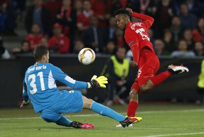 El portero del Sevilla David Soria Solís ante el delantero inglés del Liverpool Daniel Sturridge en el estadio St. Jakob-Park de Basilea.