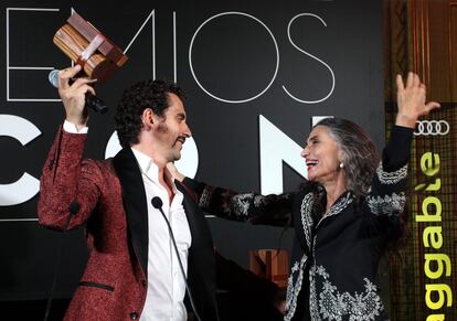 Paco León le entrega el Premio ICON mujer 2016 a la actriz Angela Molina.