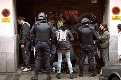 La policía identificaba a algunos de los participantes en la marcha.