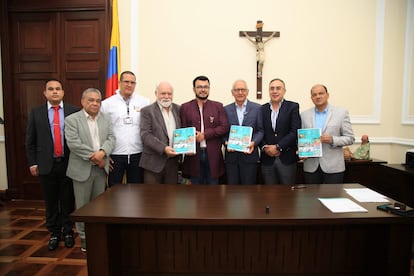 El ministro de Salud, Guillermo Alfonso Jaramillo y representantes del gobierno, durante la radicación del proyecto de reforma a la salud, en la comisión séptima del Senado, en Bogotá.