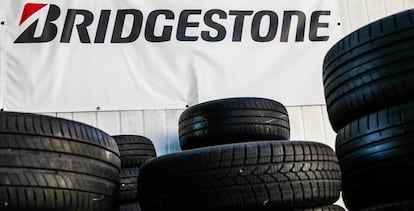 Llantas apiladas de la marca Bridgestone. 