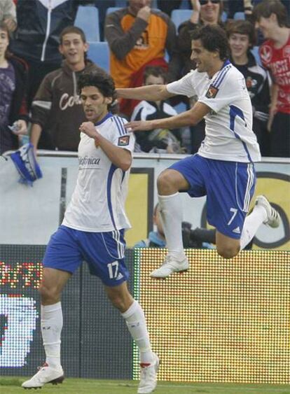 Jorge López salta para felicitar a Lafita por el gol logrado.