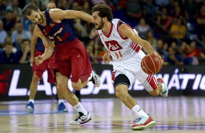 Bellas, con el balóon, ante Pau Ribas.