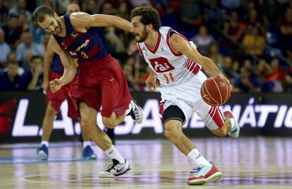 Bellas, con el bal&oacute;on, ante Pau Ribas.