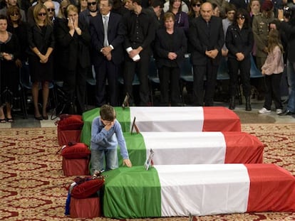 Un instante de los funerales de Estado oficiados en Roma para los soldados italianos fallecidos en Kabul.