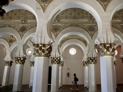 DVD (02/07/2018) Una turista camina por el interior de la sinagoga Santa Mar’a la Blanca en Toledo.