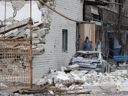 Un hombre junto a escombros de un edificio dañado en Mariupol por los ataques rusos, el 4 de abril.