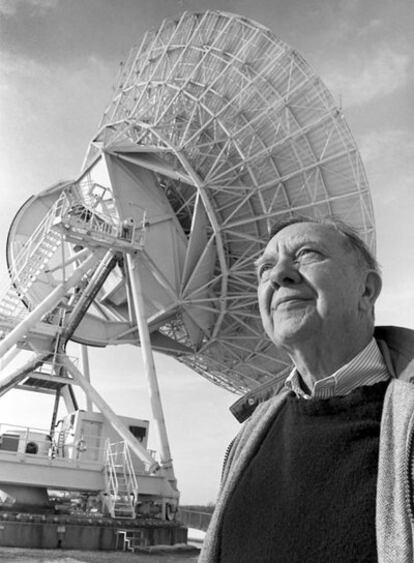James van Allen, junto a un radiotelescopio en una imagen de 1994.