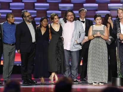 El elenco de la película 'Roma' posa en la gala de los Premios Platino.