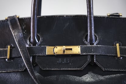 Detalle de las iniciales ‘JB’ Grabadas en la solapa del Birkin original.