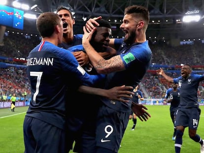 Franceses comemoram com Umtiti gol que deu a vaga na final para a seleção.