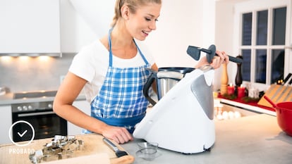 Una mujer utilizando uno de los mejores robots de cocina alternativos a la thermomix