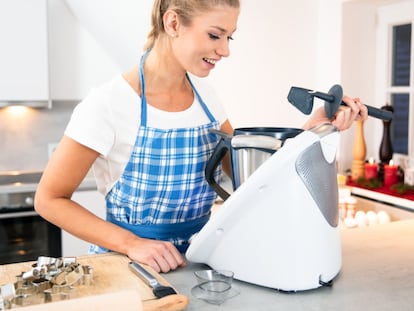 Mujer utilizando un robot de cocina