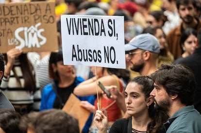 Varios asistentes a la manifestación por el derecho a la vivienda convocada en Madrid el 13 de octubre.