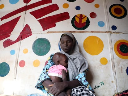 Una mujer y su hijo en el hospital general de Anka, estado de Zamfara, donde MSF presta asistencia médica a los desplazados por la violencia del noroeste de Nigeria.