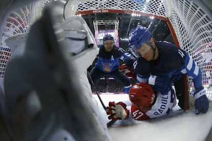El finlandés Vaananen cae sobre el ruso Radulov.