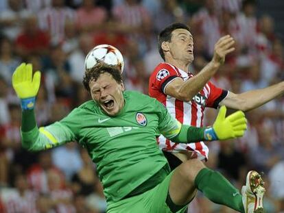 Aduriz y Pyatov pelean por el balón