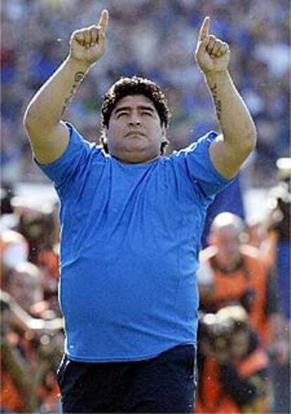 Maradona saluda al público del estadio de La Bombonera, donde estuvo el pasado 29 de agosto.