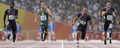 Pistorius (segundo por la izquierda), durante la prueba.