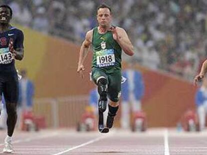 Pistorius (segundo por la izquierda), durante la prueba.