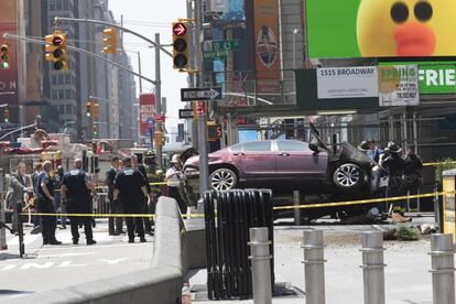 Un coche sobre una barrera de seguridad en Times Square, desspués de atropellar a una multitud de gente.