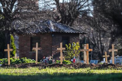 Cruces sobre las tumbas de los fallecidos por covid-19 en el Cementerio de Flores, en Buenos Aires (Argentina).