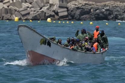 Un cayuco con 61 inmigrantes a su llegada al puerto de La Restinga, en la isla de El Hierro, el pasado día 21.