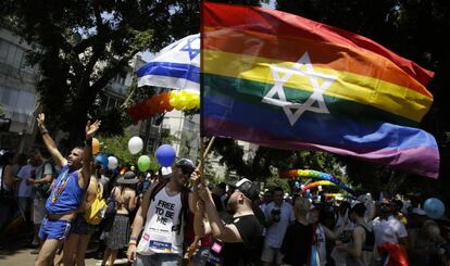 Israelíes y turistas agitan banderas en el desfile del Orgullo Gay en Tel Aviv, Israel, el viernes 8 de junio.