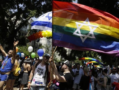 Israelíes y turistas agitan banderas en el desfile del Orgullo Gay en Tel Aviv, Israel, el viernes 8 de junio.