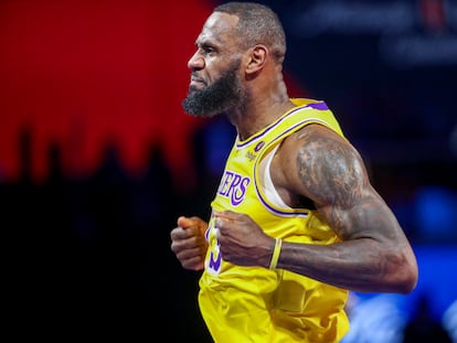 LeBron James celebra después de encestar contra los Indiana Pacers, durante la primera mitad del juego de campeonato de este sábado, en Las Vegas.