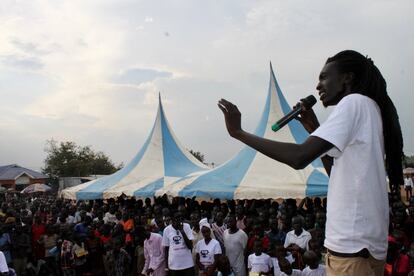 El cantante y cofundador de #Anataban Manasseh Mathiang se dirige al público en Juba, la capital de Sudán del Sur.