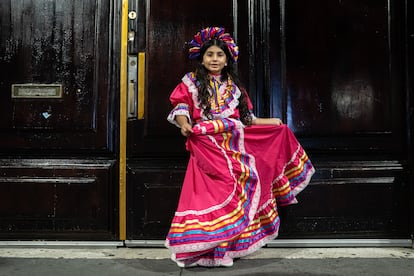 Mía, con su vestido de danza folclórica en la avenida 20 de Noviembre.