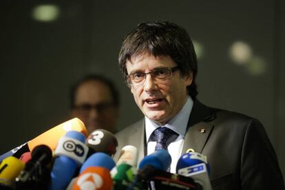 Carles Puigdemont atiende a los medios de comunicación en Berlín. 