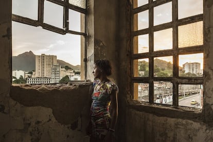 </p>En Brasil, cerca de 50 millones de personas viven en favelas. De ellas, alrededor de seis millones son mujeres que se concentran en las ciudades de São Paulo y Río de Janeiro, en las que los servicios como las instalaciones sanitarias básicas, la electricidad, el agua, la seguridad y los colegios son prácticamente inexistentes.</p>
<p>Una mujer delante de las ventanas del edificio abandonado del Ministerio de Finanzas en la favela de Mangueira, situada en la zona norte de Río de Janeiro, Brasil, a menos de un kilómetro del estadio de Maracaná, epicentro del Campeonato del Mundo de fútbol y de los Juegos Olímpicos de Río de Janeiro.</p>