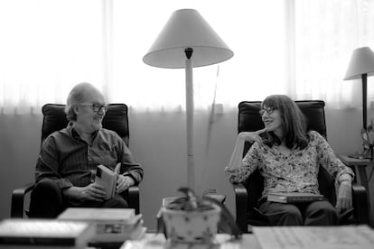 El escritor mexicano Álvaro Uribe y su esposa, la poeta Tedi López Mills