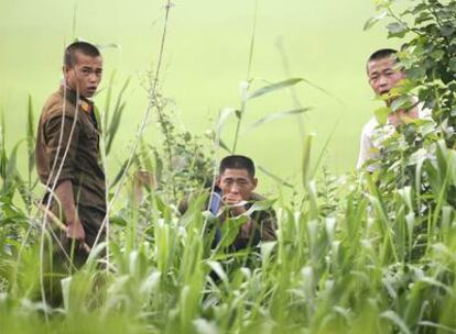 Soldados norcoreanos observan desde la orilla del río Yalu, fronterizo con China.