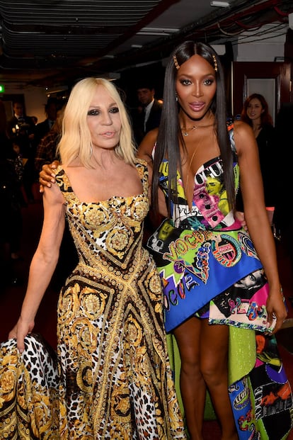 Donatella Versace y Naomi Campbell en los Fashion Awards de 2017.