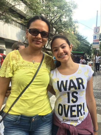 Silvana Maeda, de 33 años, llevó a su sobrina Bruna, de 13, a la protesta convocada en São Paulo. "Vinimos a expresar nuestro sentimiento con toda esa corrupción", dice. Maeda afirma que no está a favor del impeachment "porque no hay ningún requisito legal aún". Es la primera vez que Bruna asiste a una manifestación.