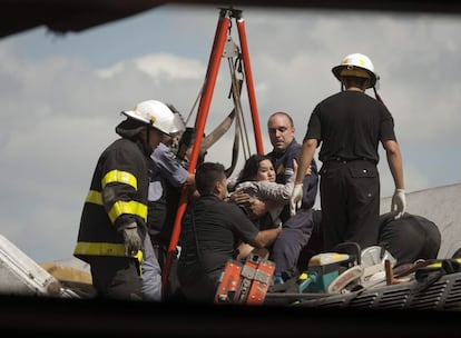 Una persona es rescatada tras el accidente de tren en la estación de Once, Buenos Aires.