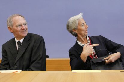 El ministro alemán de Finanzas, Wolfgang Schaüble, y la titular de Economía de Francia, Christine Lagarde, ayer en Berlín.