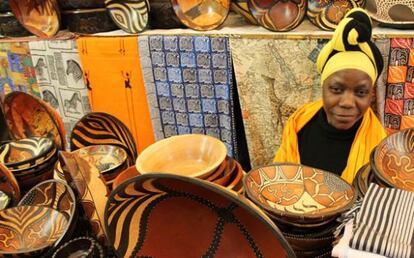 Puesto de artesanía africana en el Bay Harbour Market, en Ciudad del Cabo (Sudáfrica).