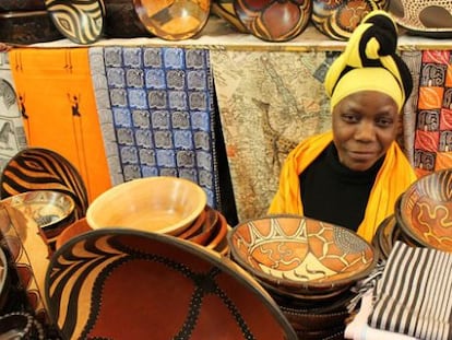 Puesto de artesan&iacute;a africana en el Bay Harbour Market, en Ciudad del Cabo (Sud&aacute;frica).